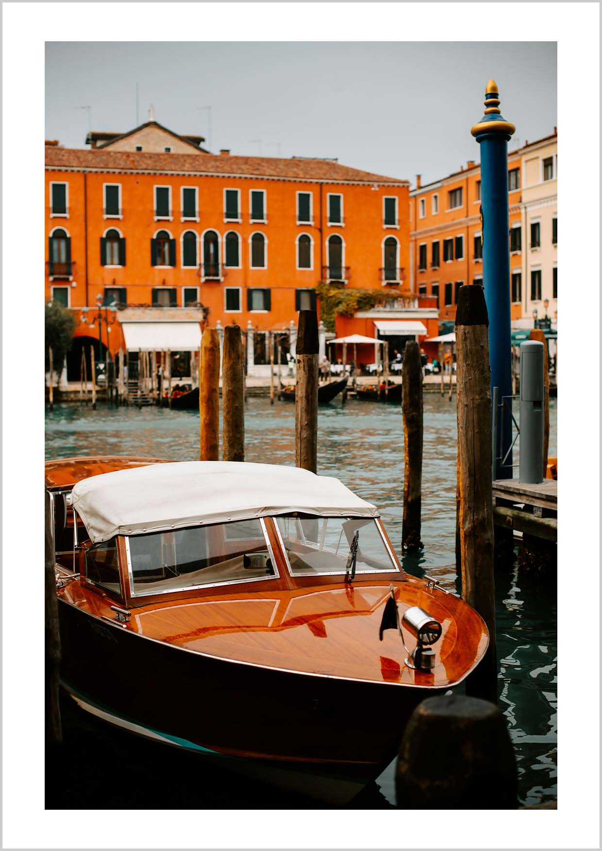 Orange Boat at Grand Canal, Venise