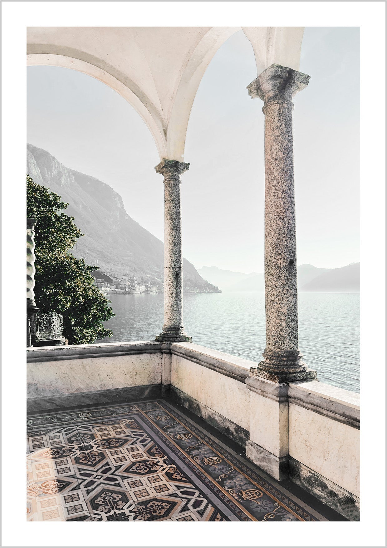 Photograph of the landscape of the lake Garda