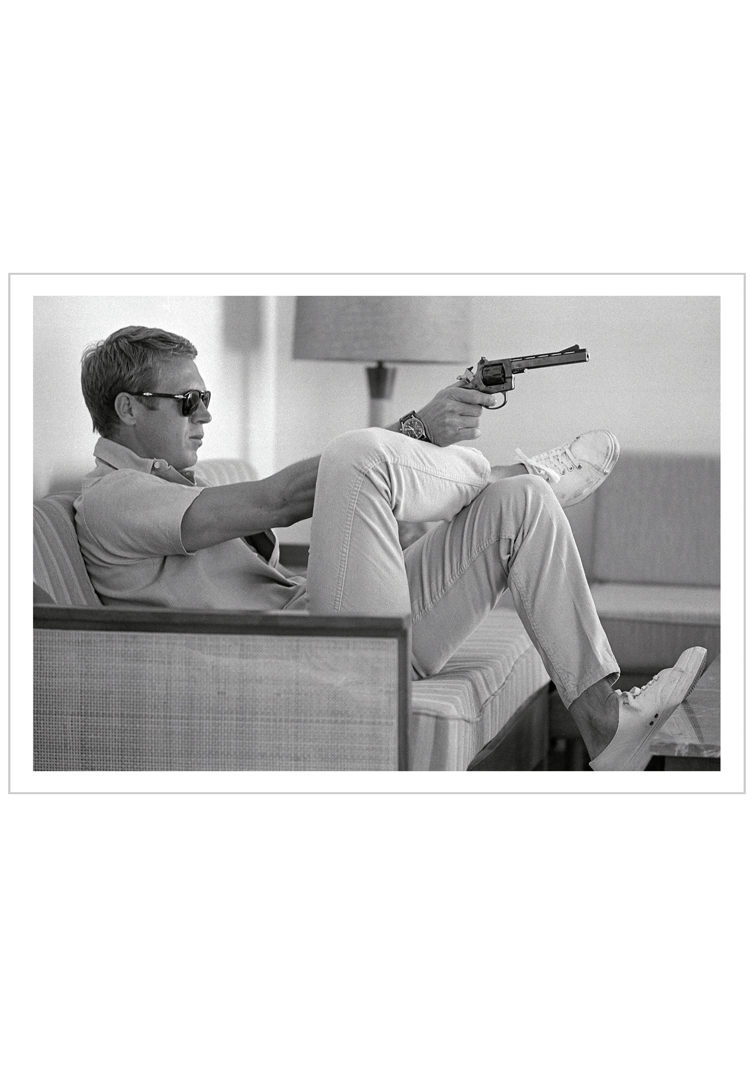 Steve-mcQueen-takes-aim-1963-pistol-revolver