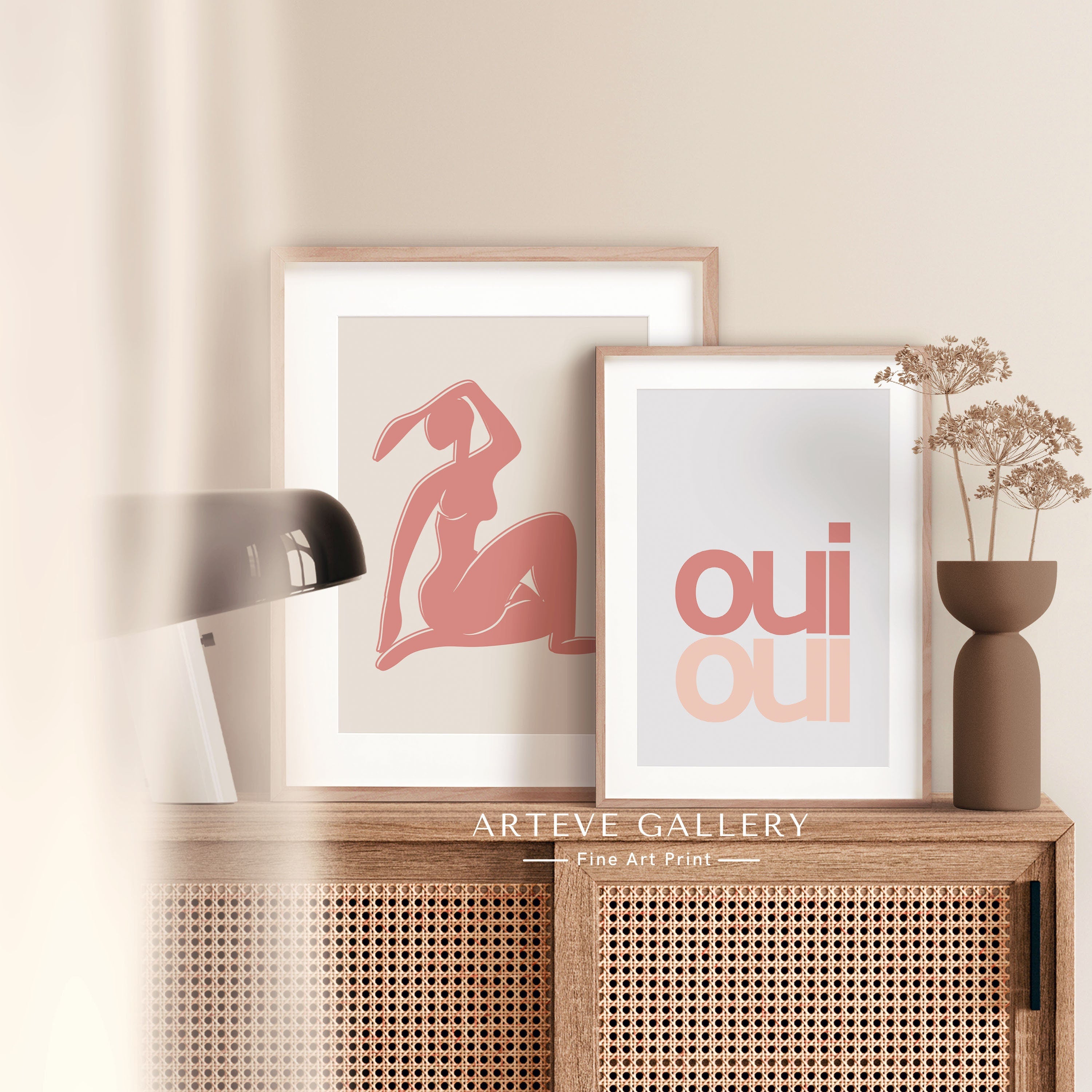 Typography text oui oui in pink text white background