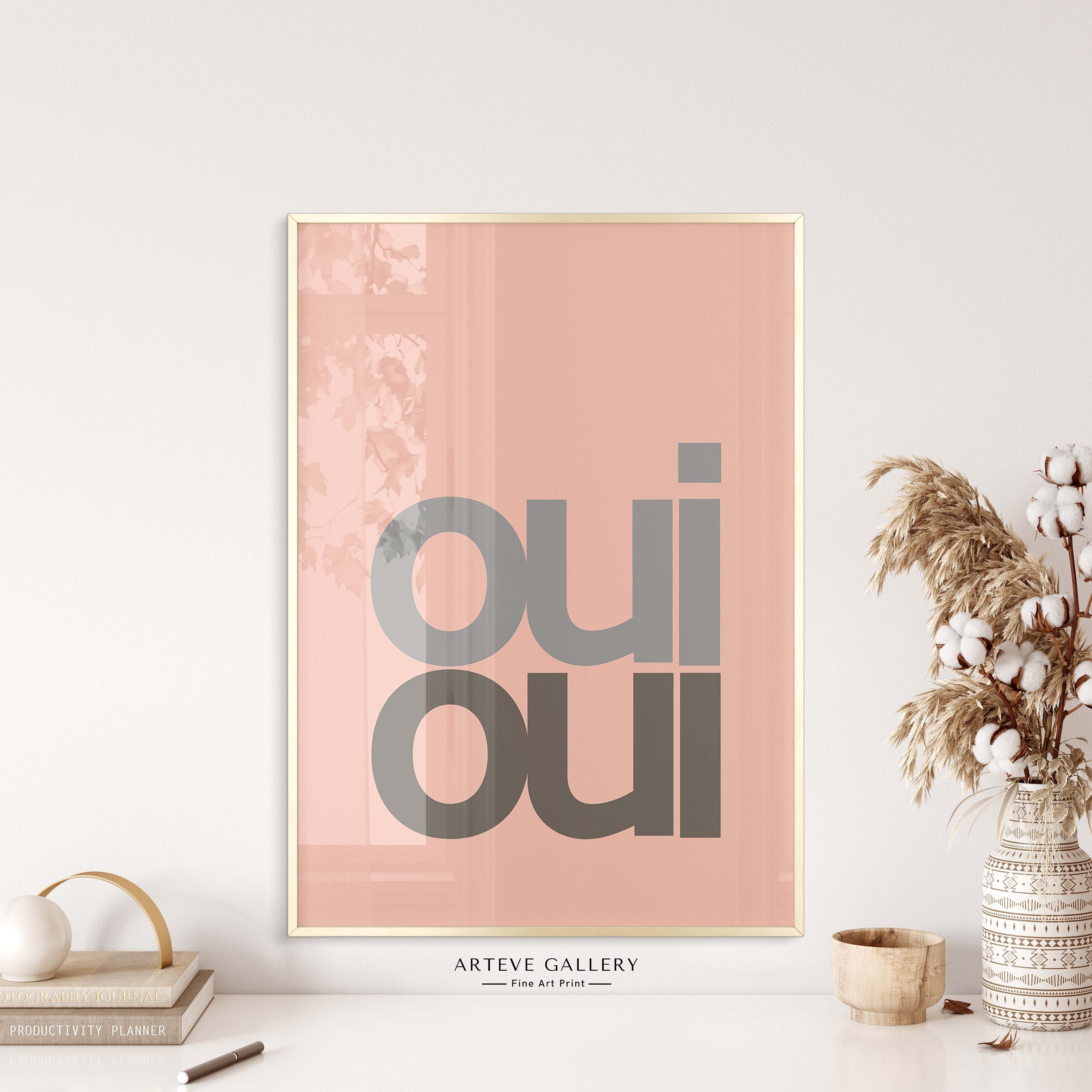 Typography text oui oui in grey text pink background