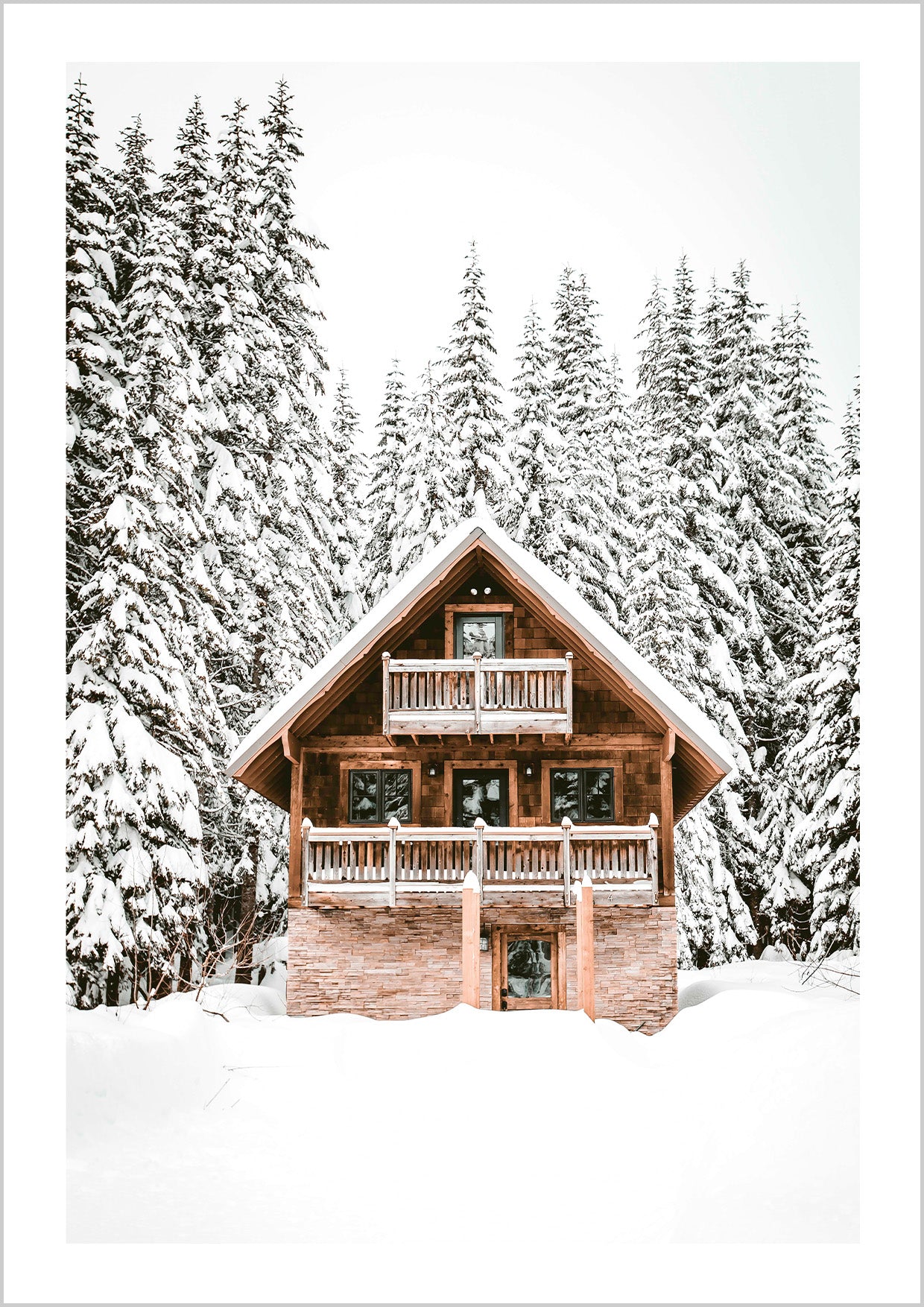 Hütte im verschneiten Kiefernwald Poster