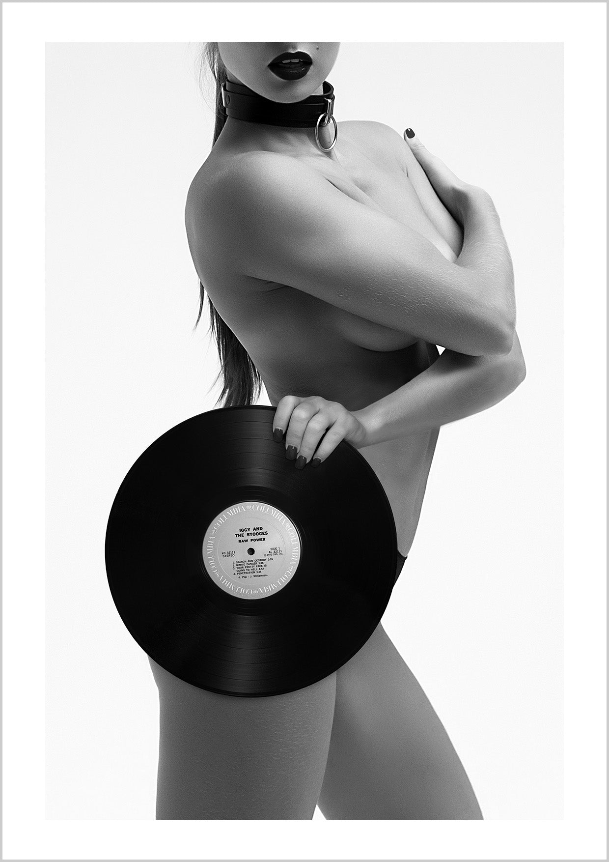 Minimal color, maximum defiance. A striking nude holding a vinyl record, captured in monochrome. Music, rebellion, and sensual confidence collide in this unforgettable artwork.
Artist: David Drake