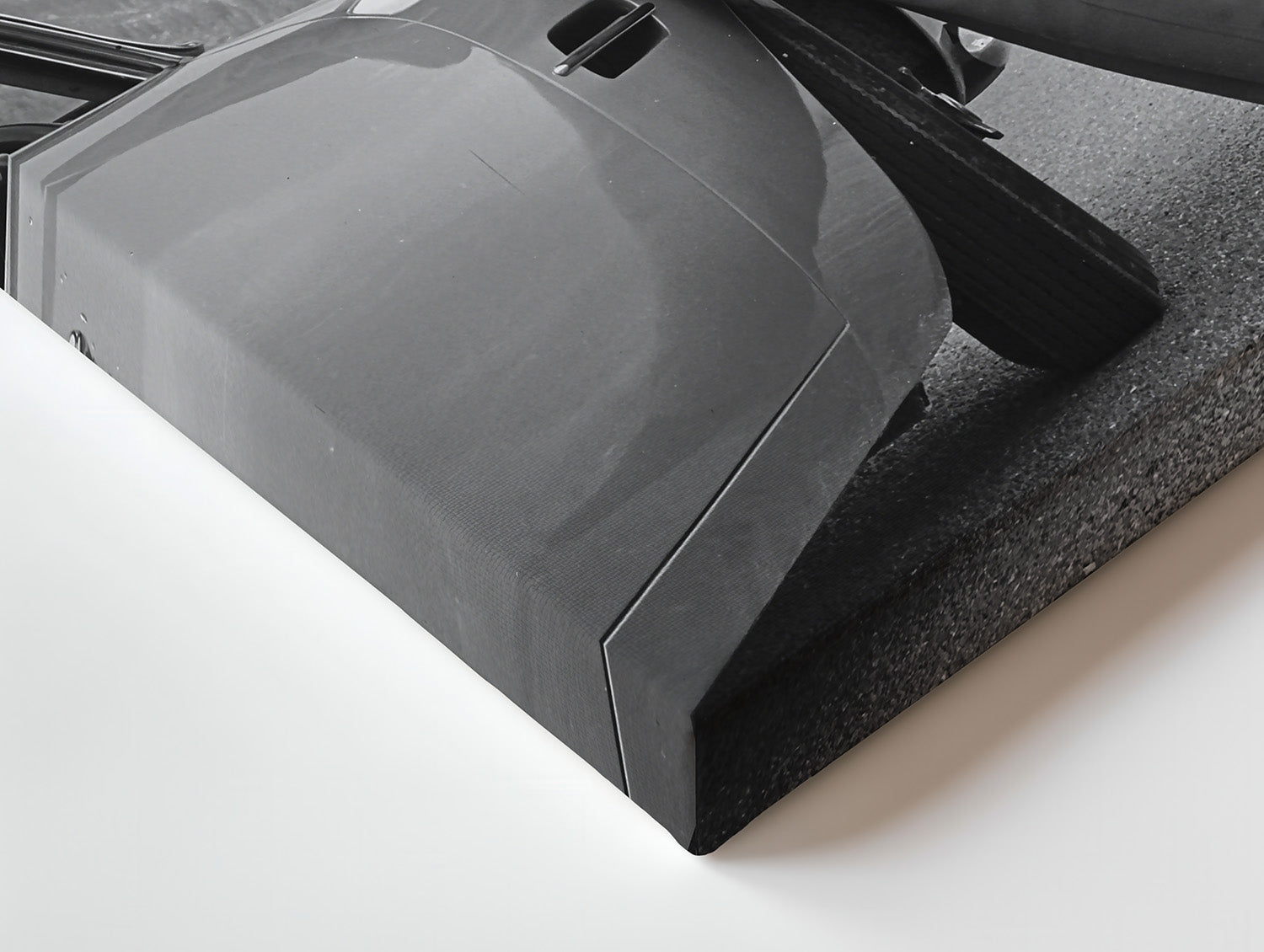 Sean Connery avec l'affiche Aston Martin DB5