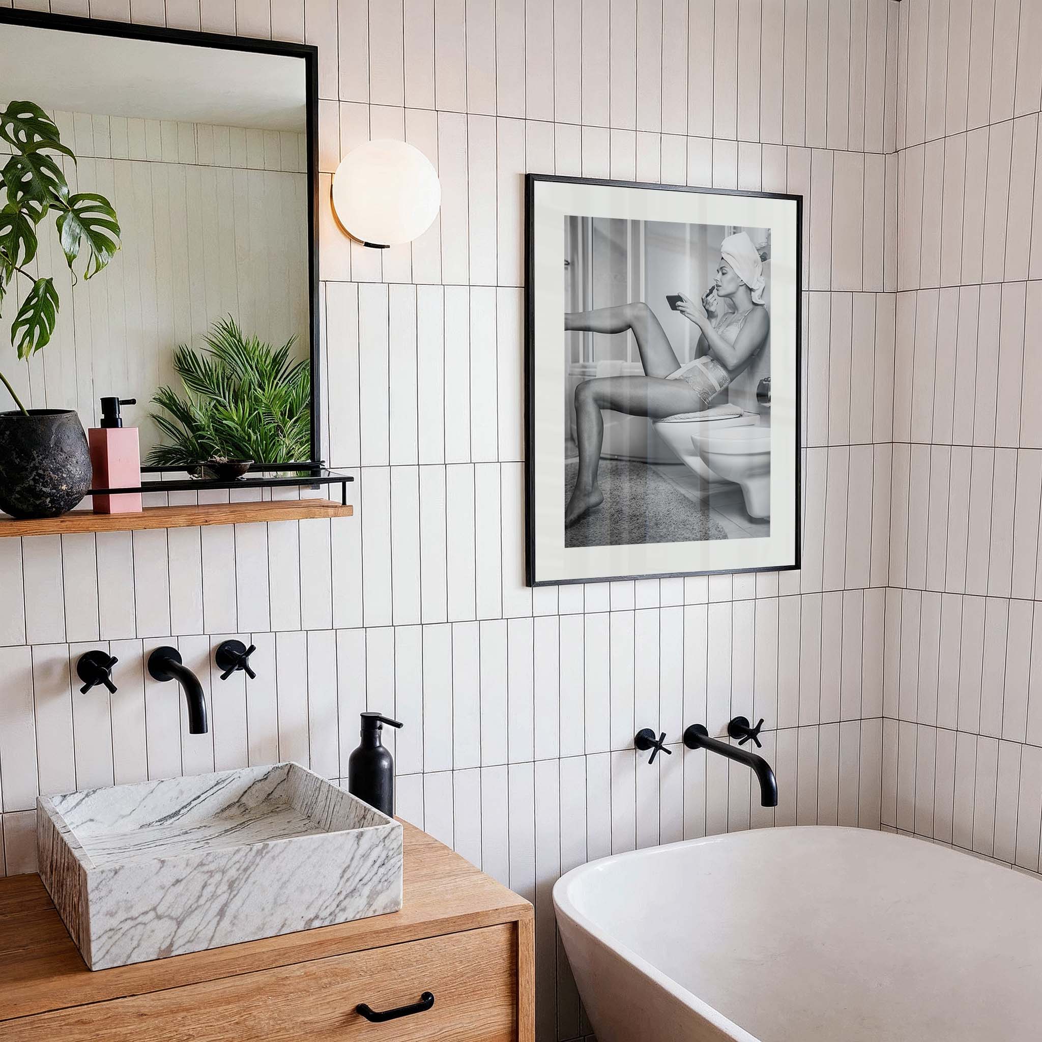 Fille sexy dans la salle de bain